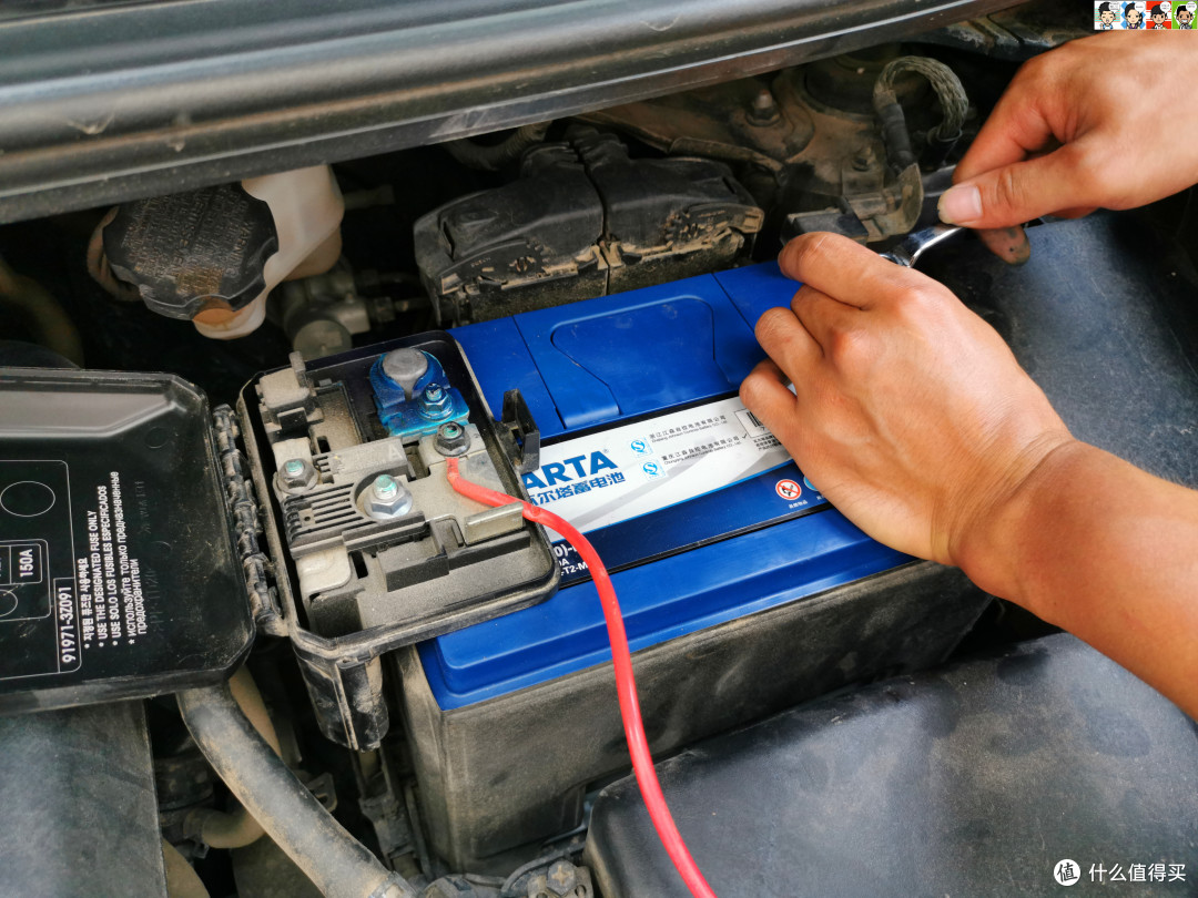 将新电池放入底座,安装正极负极接口