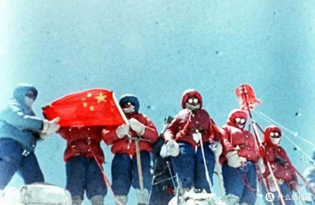 △ 1975年登顶合影 图源：中国登山队