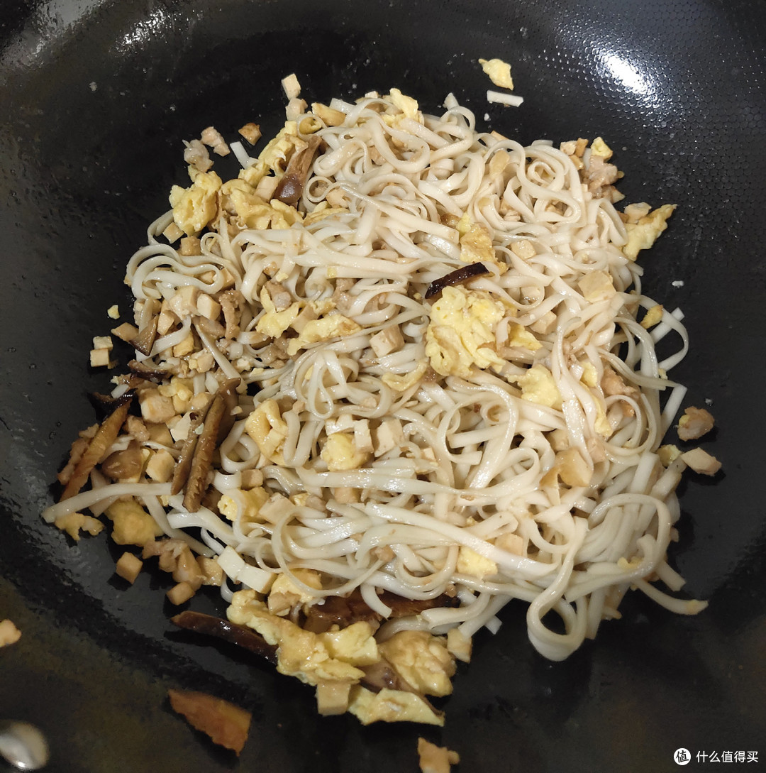 一盘剩菜做的宵夜