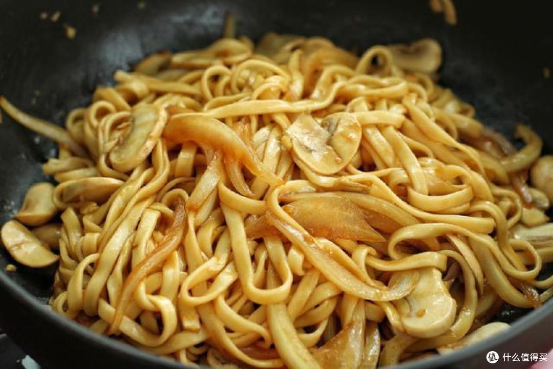 面条这样做比煮的好吃十倍，随便加点食材炒炒就行，一顿要吃两盘
