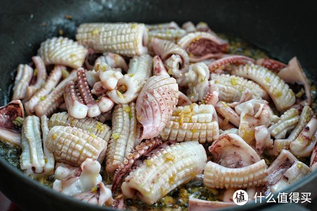 爆炒鱿鱼口感发硬怎么办?做对这几步,炒出的味道比烤鱿鱼还好吃