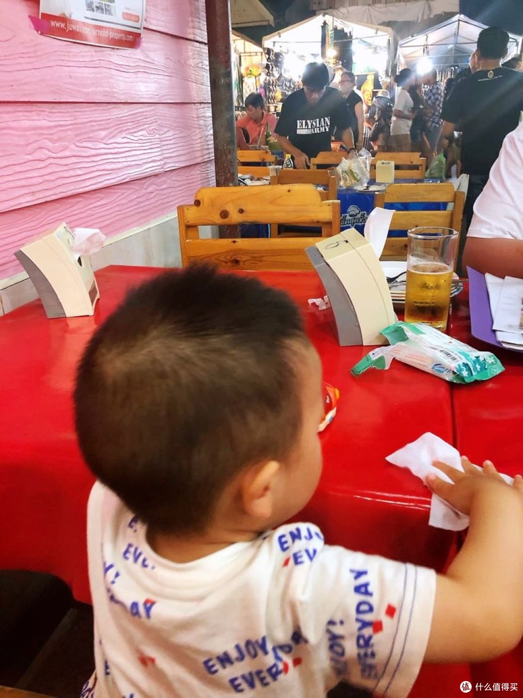 落座后帮忙擦桌子的一哥