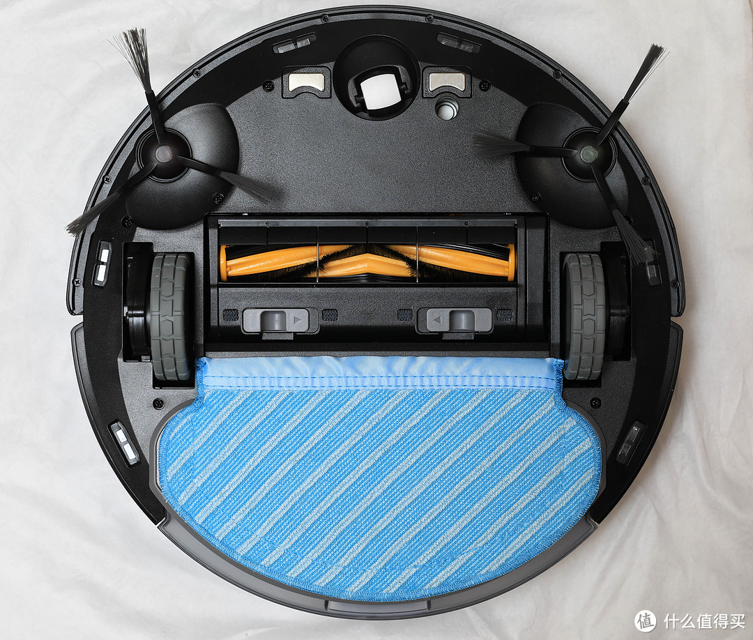 科沃斯DJ65扫地机器人设计巧妙，功能齐全，家居好帮手