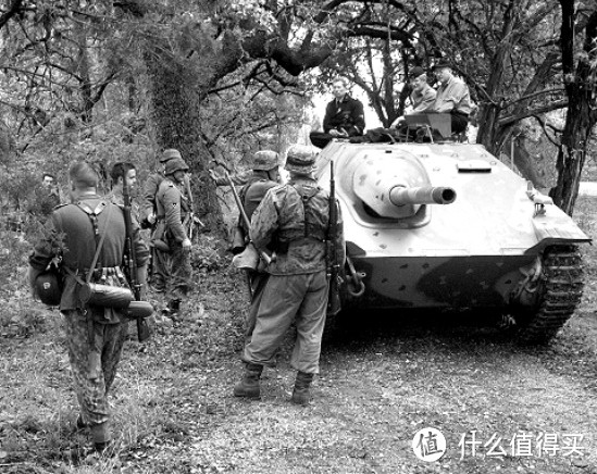 德军士兵与穿行树林的追猎者坦克歼击车，可以看出车辆高度与士兵身高差不多