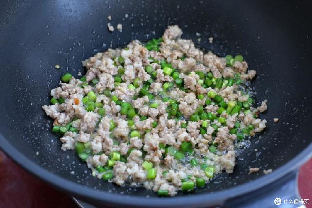 北方老公点名要吃炸酱面,连着来两碗还说没吃饱,我真服他了