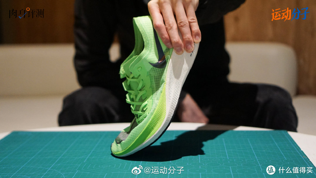 篇三十二:李宁42飞电跑鞋与耐克 zoomx vaporfly next%的开箱对比