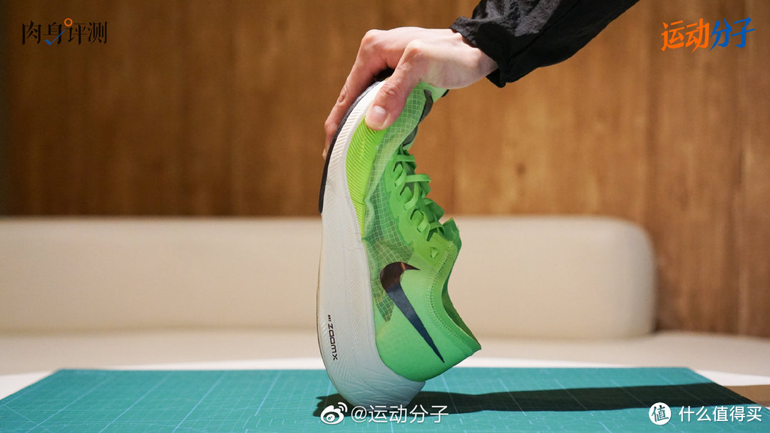 李宁䨻飞电跑鞋与耐克 ZoomX Vaporfly NEXT%的开箱对比