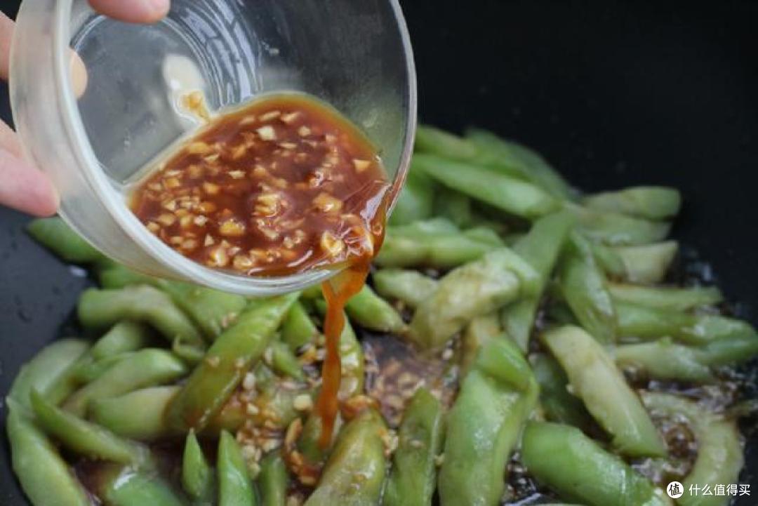 原来红烧茄条还能这样做，不过油、不放肉，拌上米饭吃的爽翻天了