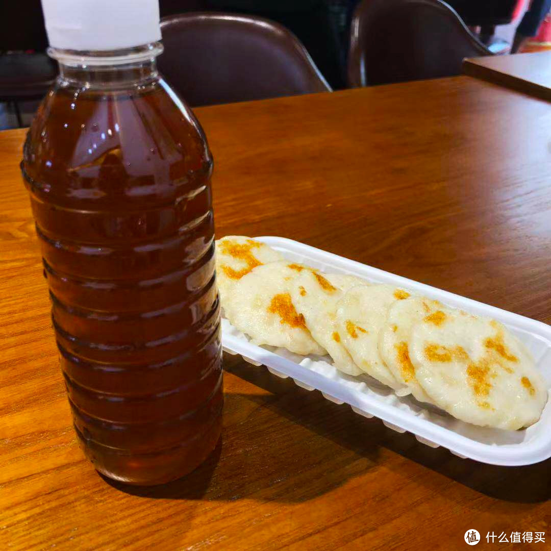 直接点了茅根竹蔗水和出名的墨鱼饼，墨鱼饼本身味道稍微淡了些。竹蔗水冰的，在人群里喝特别凉快。