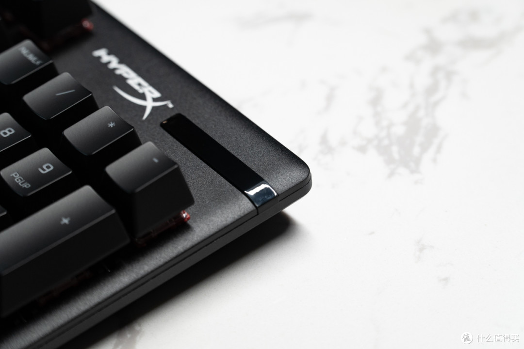 在Alloy Origins的边角处，HyperX还做了弧形收边处理，让其周围更加圆润