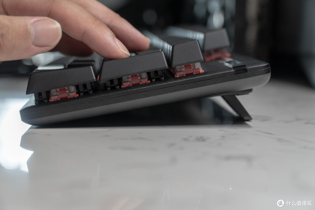 HyperX 轴体固定紧致不摇晃，这一点要明显好于同价位的Cherry红轴
