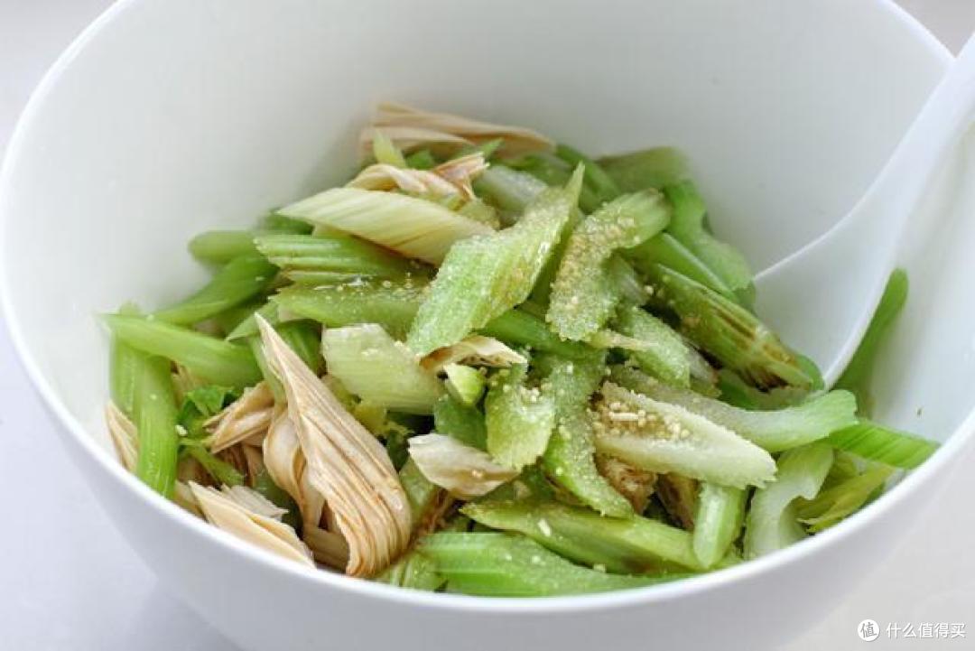这菜夏天吃正合适,清脆爽口不油腻,十分钟上桌,全家老小都喜欢