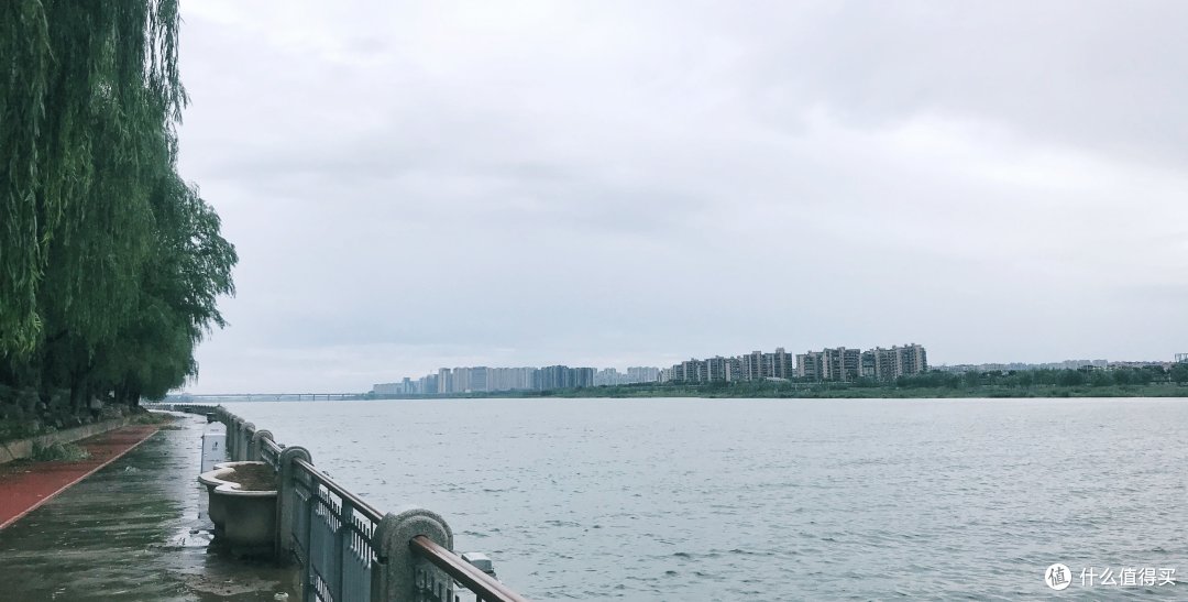 橘子洲的湖边栈道