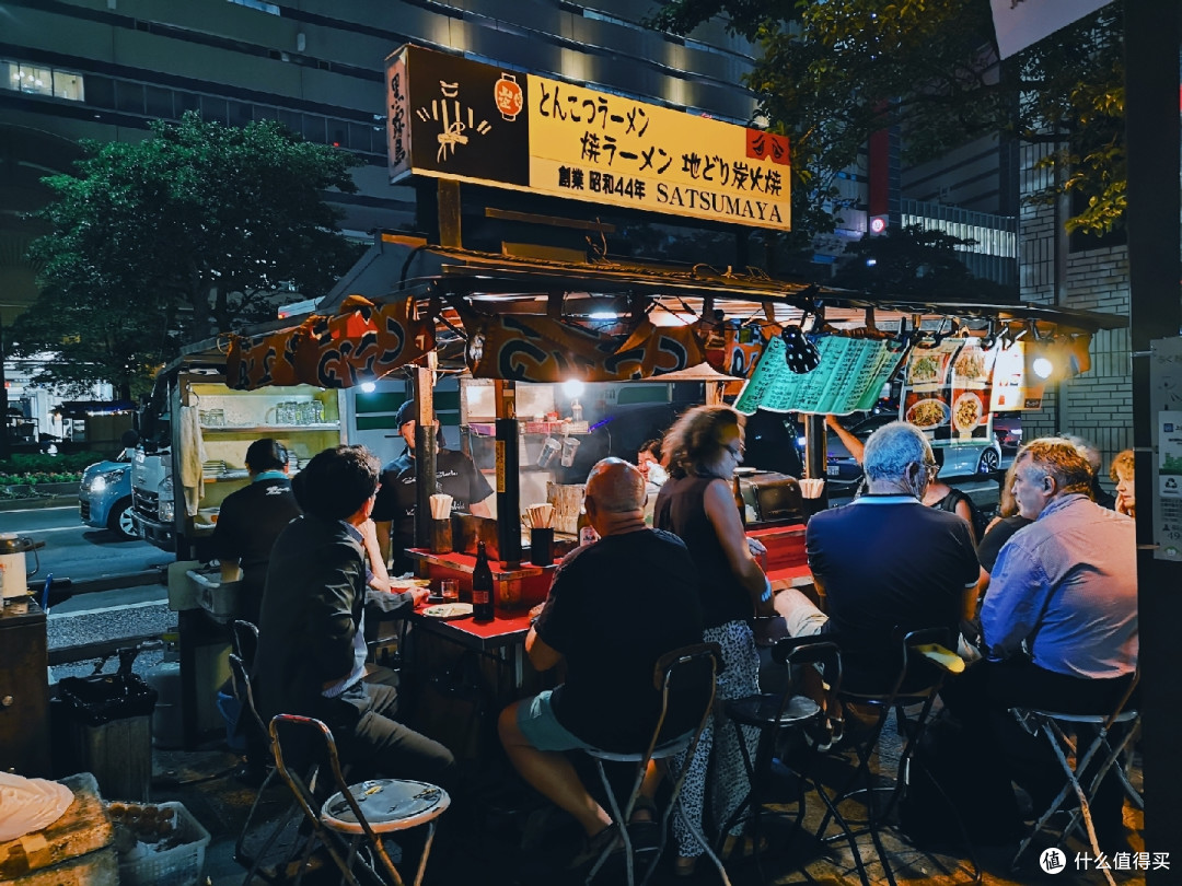 福冈天神购物中心前,屋台大排档