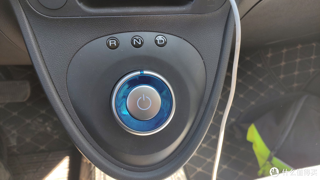 采用的是电动车常见的旋钮式换档，正中间是启动按钮。