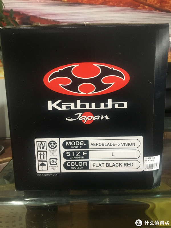 头盔信息：型号、尺码、版画等等，都是不干胶贴粘上的