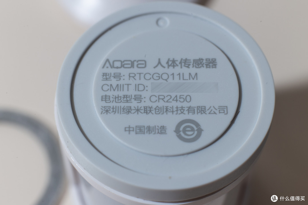 揭开底部的防滑垫看看有没隐藏的螺丝 揭开底部的防滑垫看看有没隐藏的螺丝
