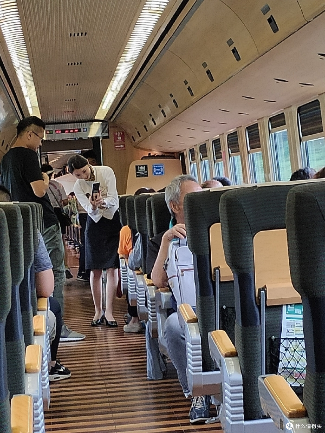 热情的乘务员在帮乘客们拍照