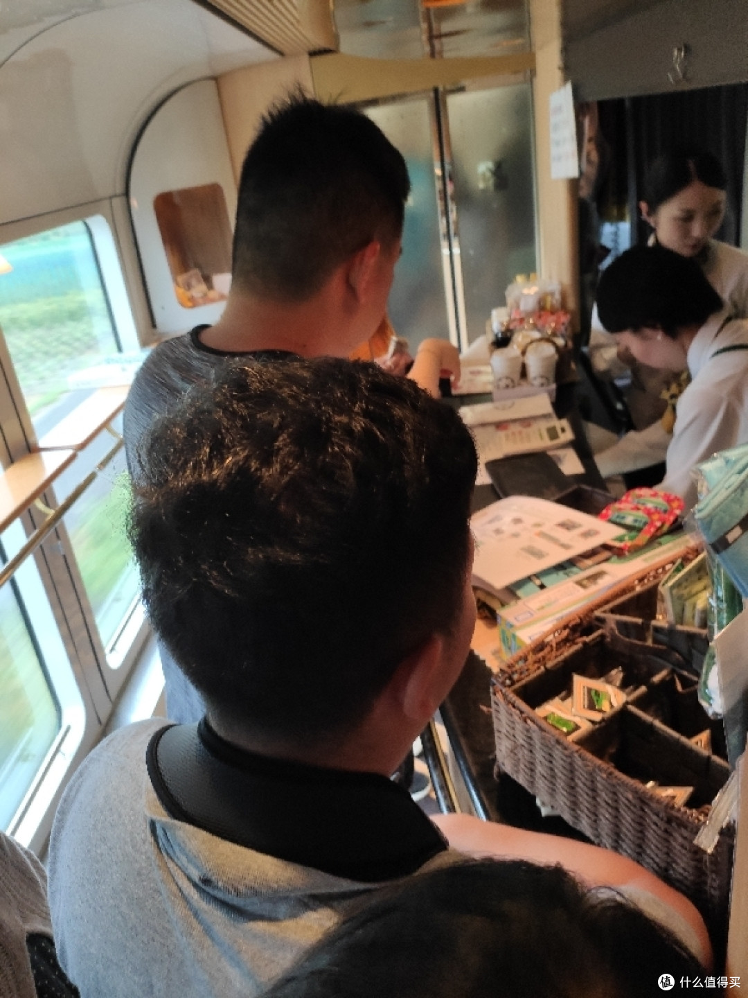 餐车处在售卖便当和纪念品