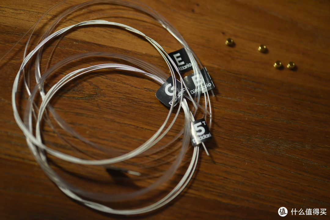 尼龙弦没有任何固定装置，就直直的一根线，达达里奥的弦贴心的标明了弦的粗细，避免装错。