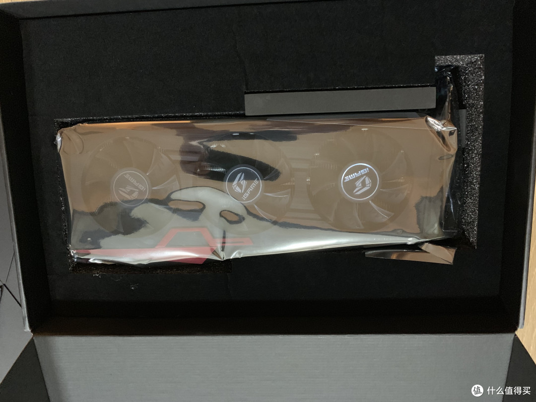 显卡用了一个塑料袋包起来，这个级别的显卡也不奢求什么高规格包装了。