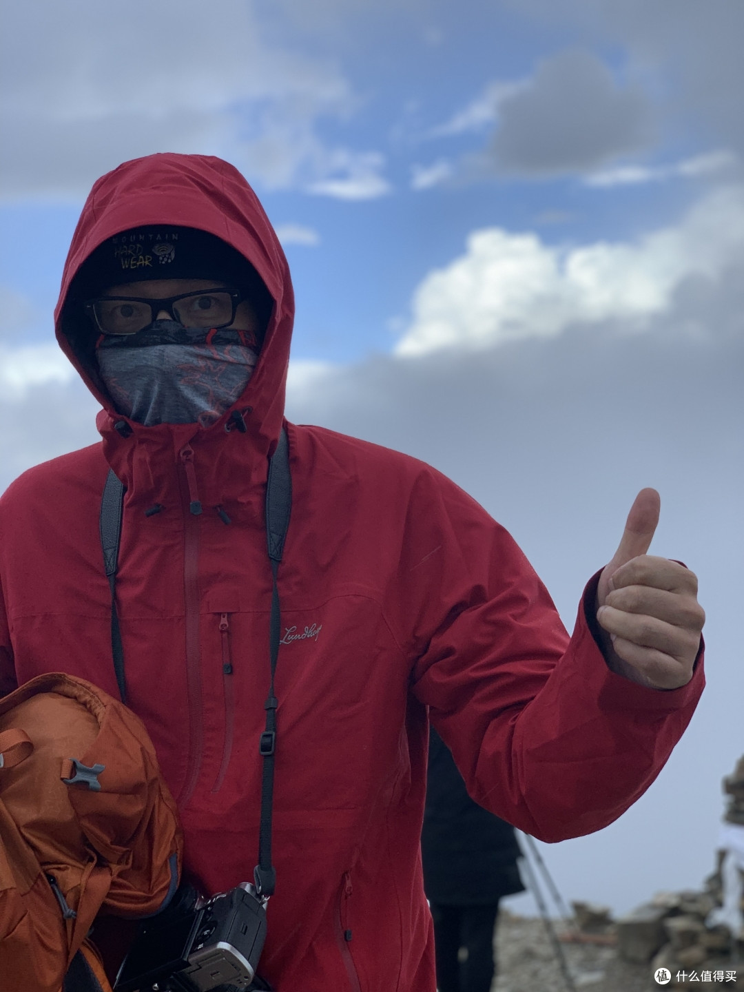 当然冬季寒冷的时候里面保暖需要穿保暖层，有人会只需要加一个P棉就可以，也有人怕冷会额外再加一个抓绒衣服，这样就需要衣服有额外的尺寸包容这样的穿法，所以冬季冲锋衣的设计往往是比较偏大点，这件作为多功能的冲锋衣，尺寸还是可以的，完全可以穿的下一件打底内衣，抓绒，P棉，外加冲锋衣。