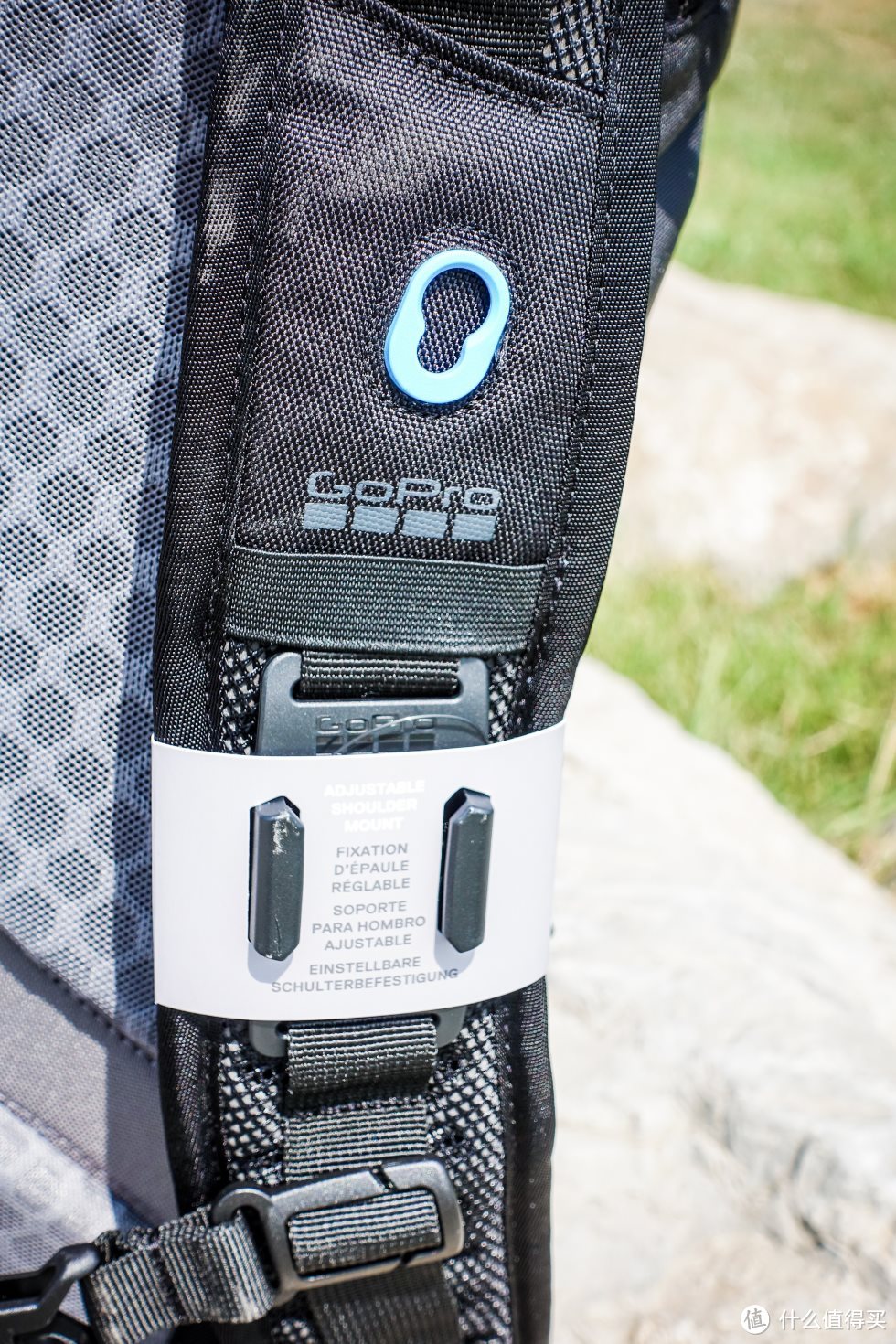 不愧为GoPro自家生产的背包，十分巧妙的设计了GoPro的装机位置