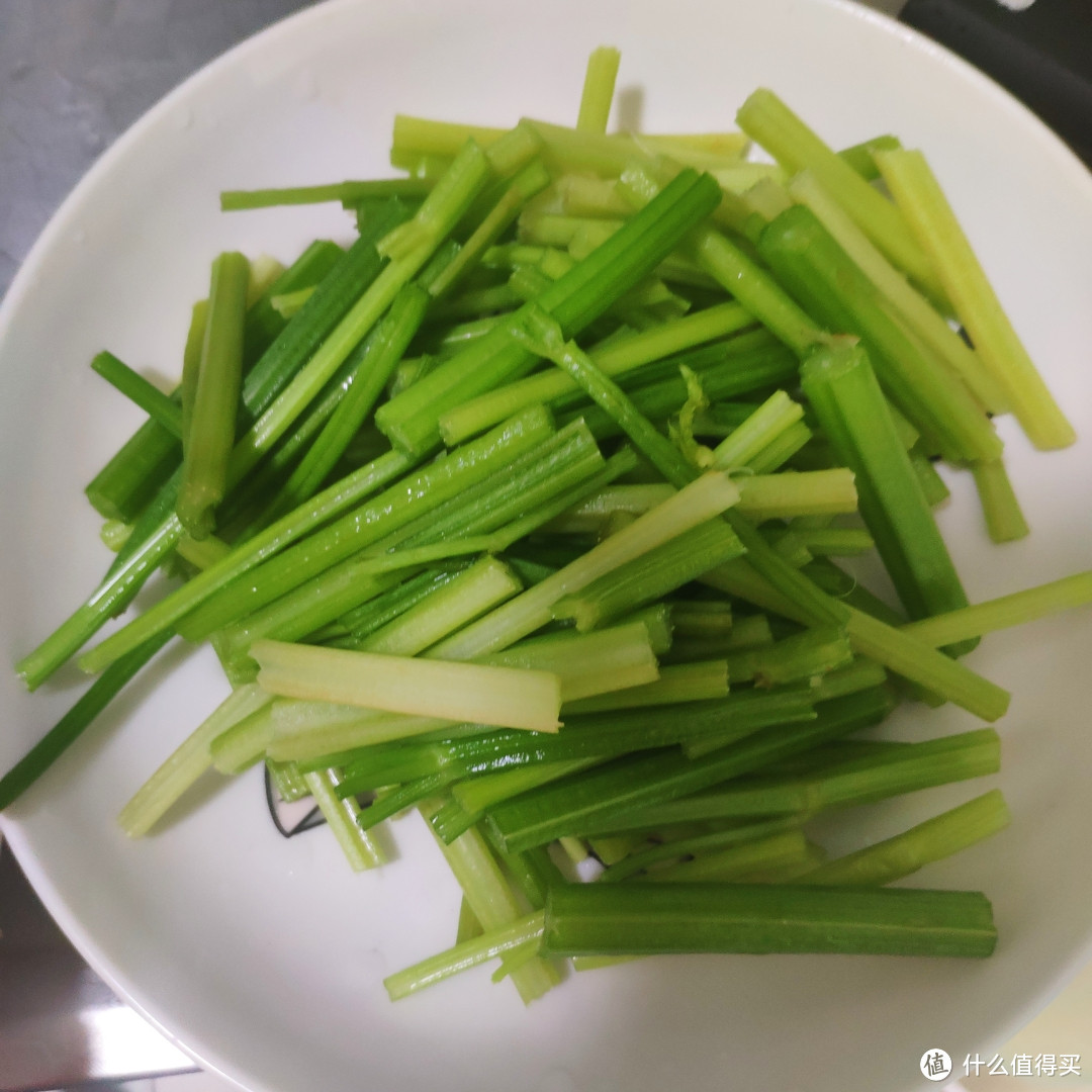 做一个芹菜炒肉，味道还是不错的哦