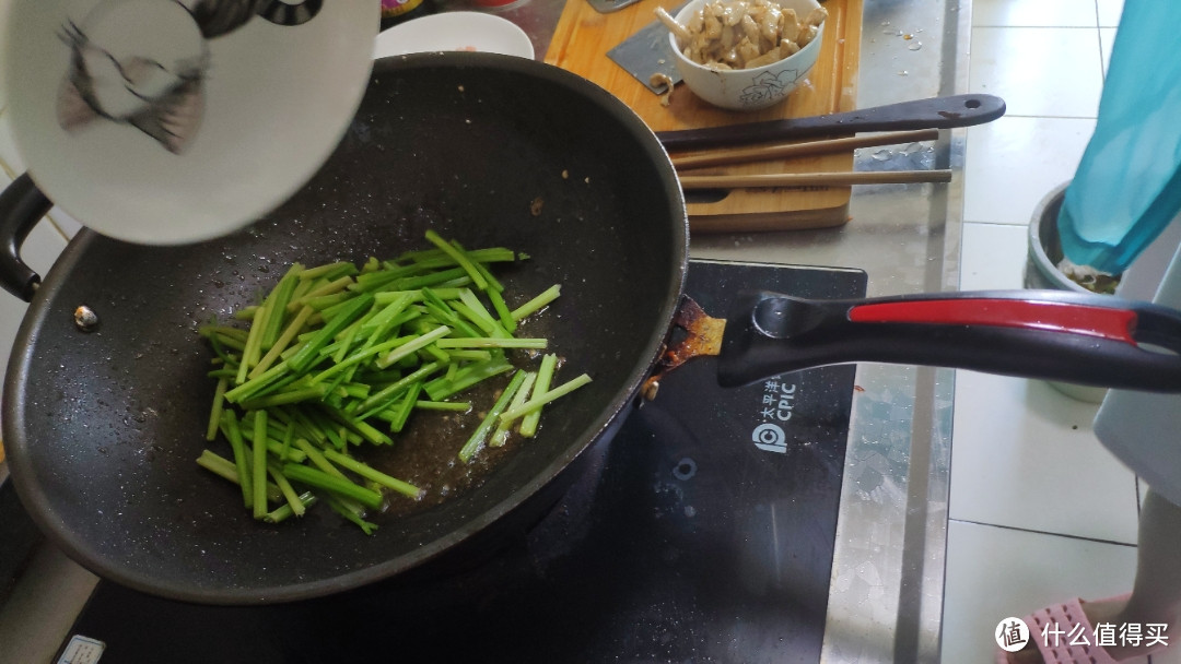 做一个芹菜炒肉，味道还是不错的哦