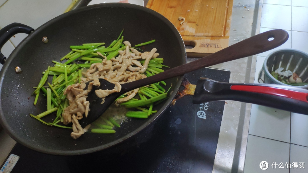 做一个芹菜炒肉，味道还是不错的哦