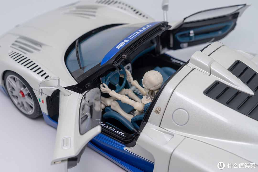 玛莎拉蒂 MC12——超跑皇后 Autoart 1/18 静态车模