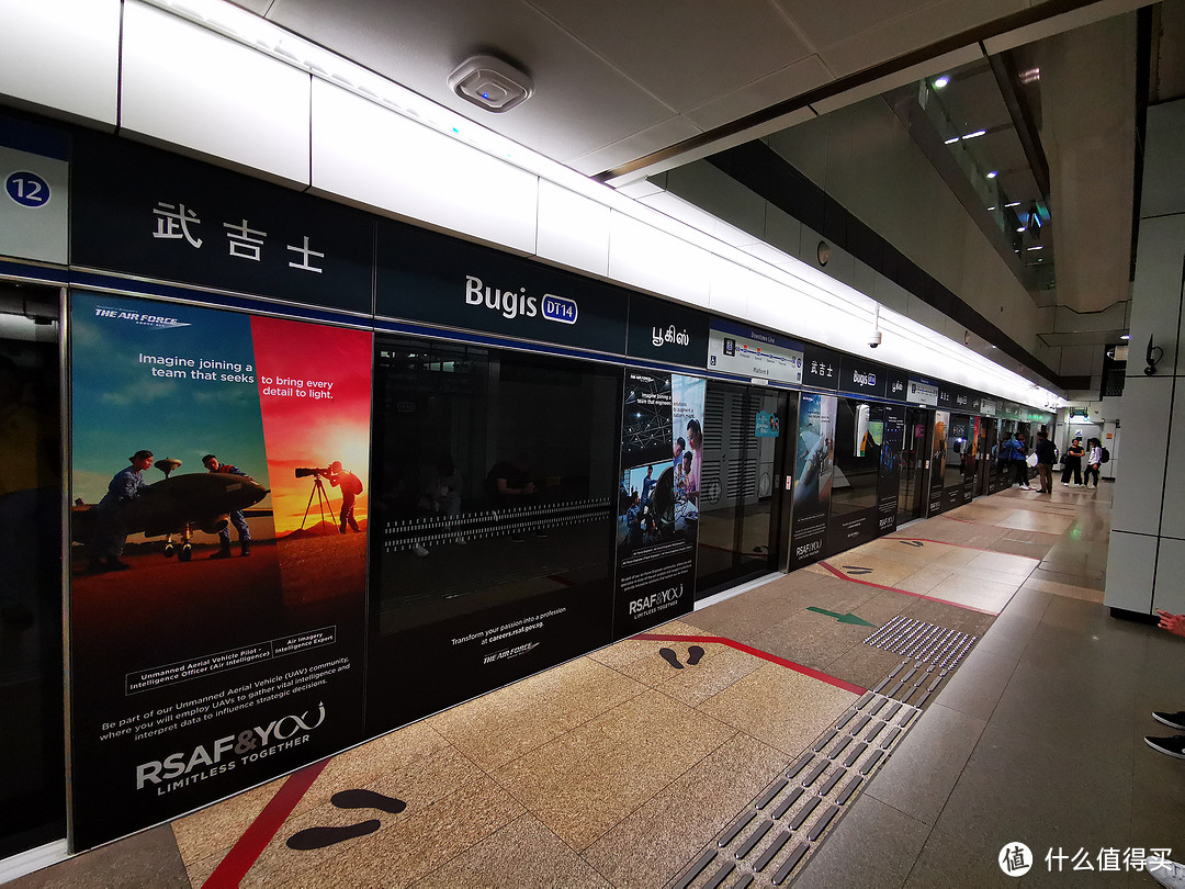 都有中文 地铁墙面广告是征兵广告