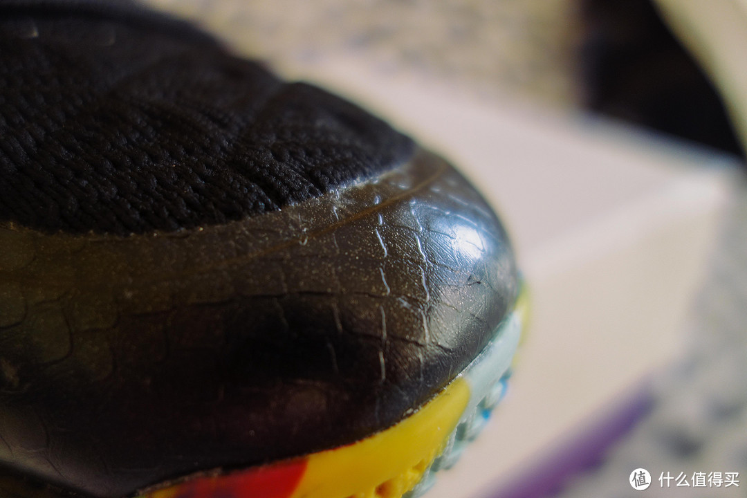 鞋头的蛇鳞状热压材质，很厚，光线反射下也符合了名字里蛇鳞片的淤青感