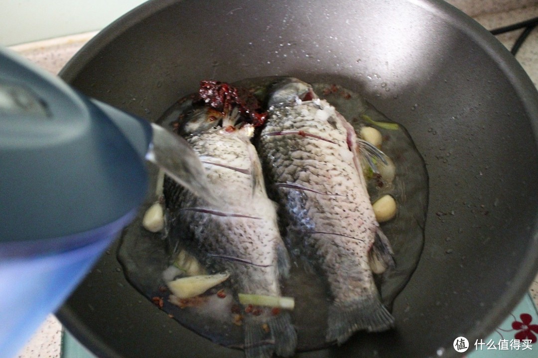 秋天这鱼最肥美，加1勺这种酱料红烧，鲜香味儿足，开胃又下饭