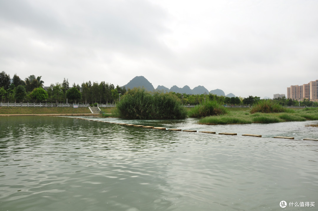 河中的几处过河用的跳岩，但是由于长期浸在水中，所以很是湿滑