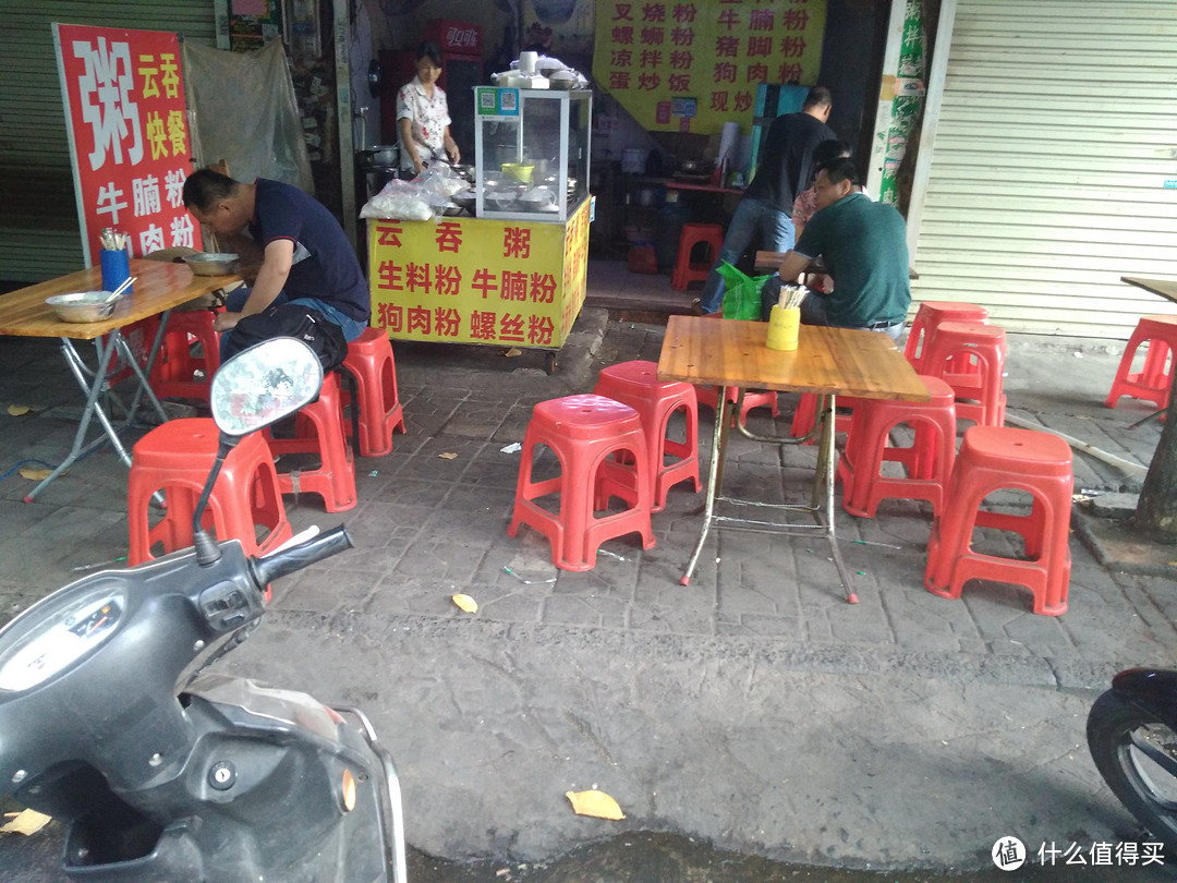 每个早餐店，都会有卖狗肉粉，无处都在提醒过各位路人这个地方对狗肉的热爱