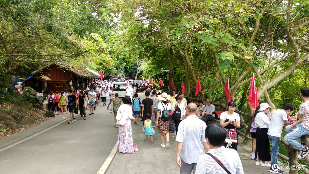 整个景区都是人人人，看介绍，到了10月的6，7日，人流量才会降低一些，不过还好的是，景区足够的大，来回接送的车子也足够，所以在景区，基本没有多少排队的情况，走的还算舒服，就是感觉人多