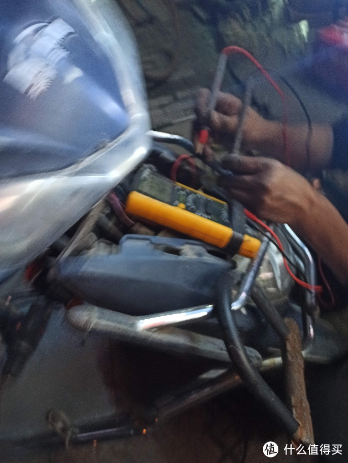 电动摩托车加一个USB充电器（这样做改装有什么用？）鬼火改装配件酷毙灯