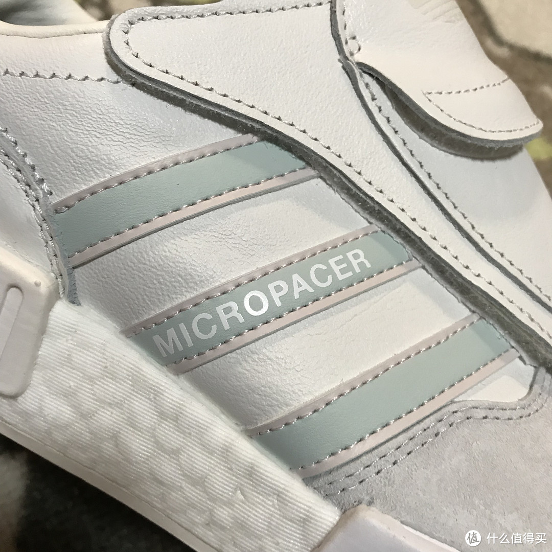 带有计步器的Adidas三叶草 MICROPACER R1复古休闲鞋