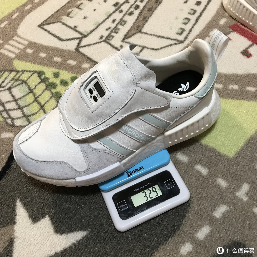 带有计步器的Adidas三叶草 MICROPACER R1复古休闲鞋