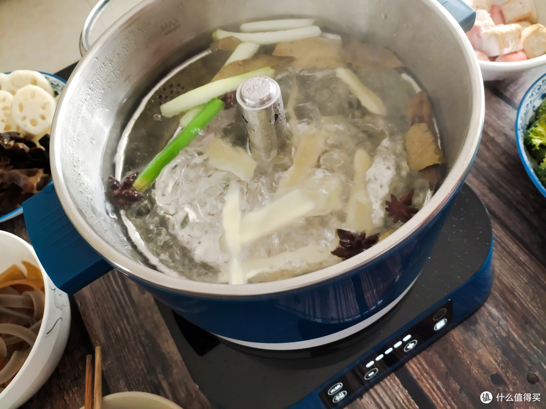 周末想在家中吃火锅？那么这款臻米智能升降电火锅值得一试