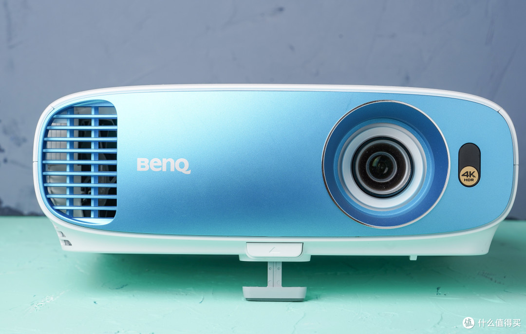 放在地下室,完美替代了之前的优派投影仪这台明基的 tk800m首先从亮度