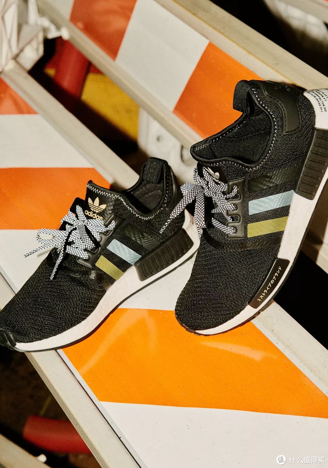 那双Shoe Palace x Adidas NMD R1现以黑金姿态重新登场