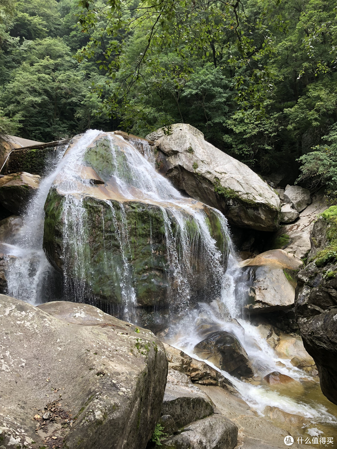 水从巨石上飞下