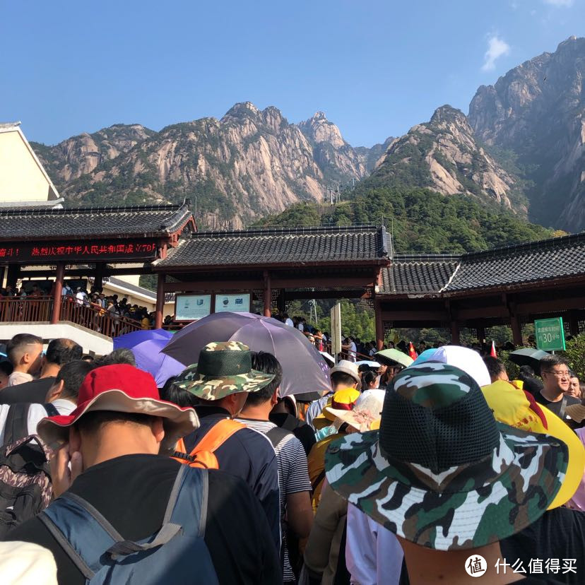 国庆3万人入景区的玉屏索道口