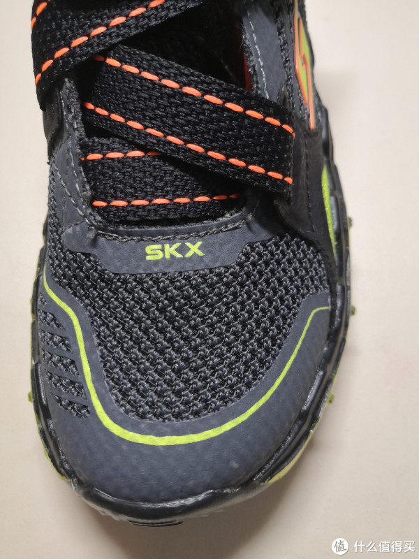 鞋前部，网布上贴了一层东西，skx是他家的一个系列么？