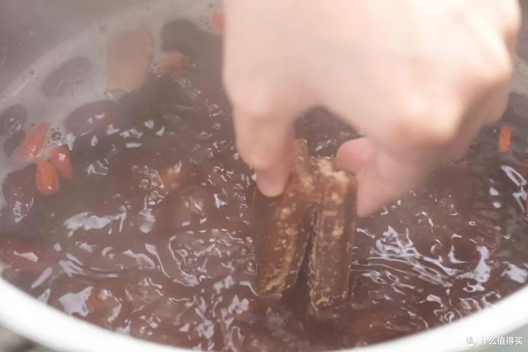 广东人喜好糖水养生，这款五红汤，容易手脚冰凉的女生要多喝它