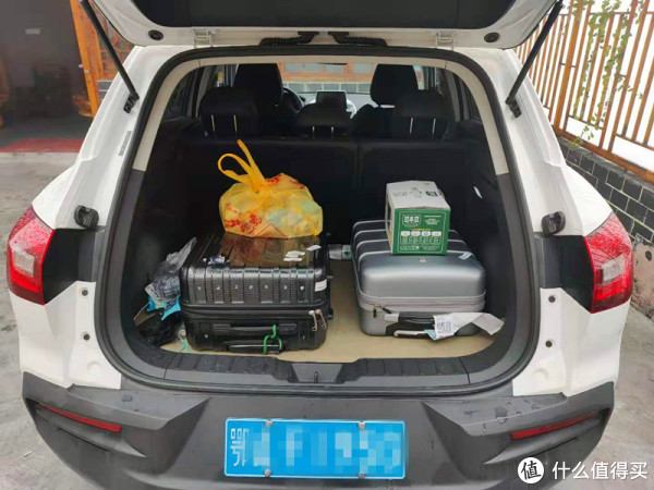后备箱空间不小，这是一个24寸的和一个20寸的行李箱。后备箱打开地台高度不高，存放物品比较方便。
