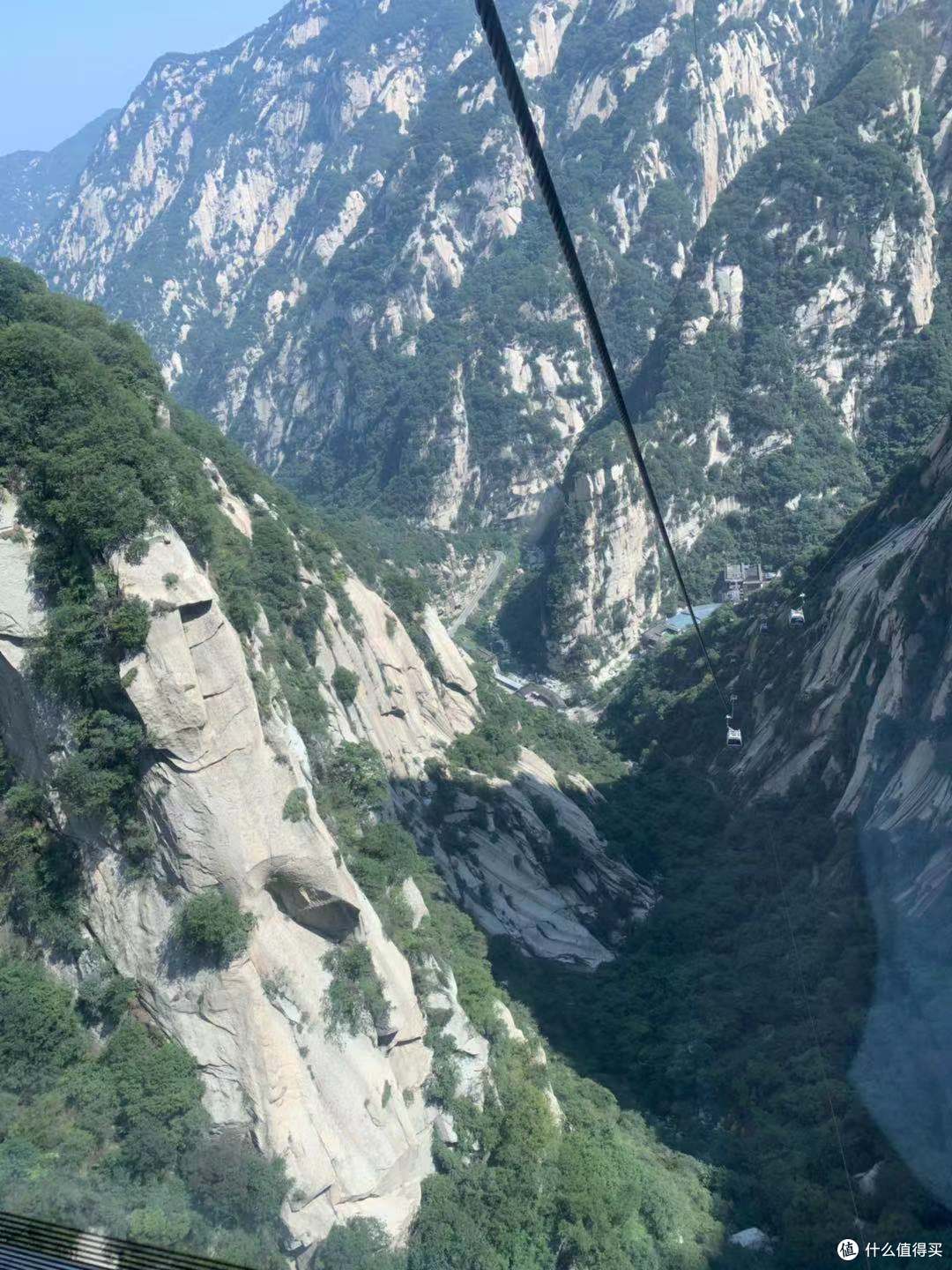 上缆车了,可以看见缆车在两座山峰之间