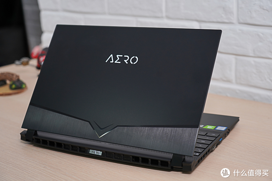 高颜值的创作神器:技嘉NEW AERO15 OLED笔记本评测